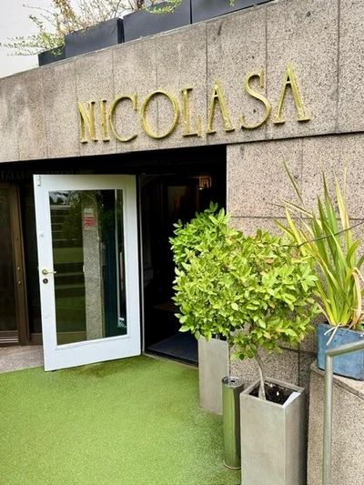 Salón principal con mesa redonda