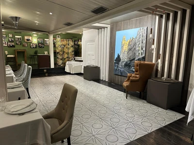 Salón con cuadro Gran Vía