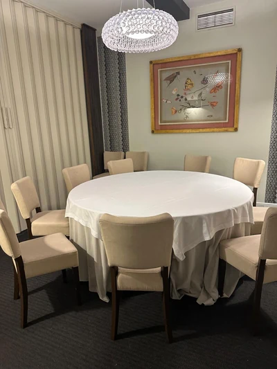 Privado con mesa redonda y lámpara